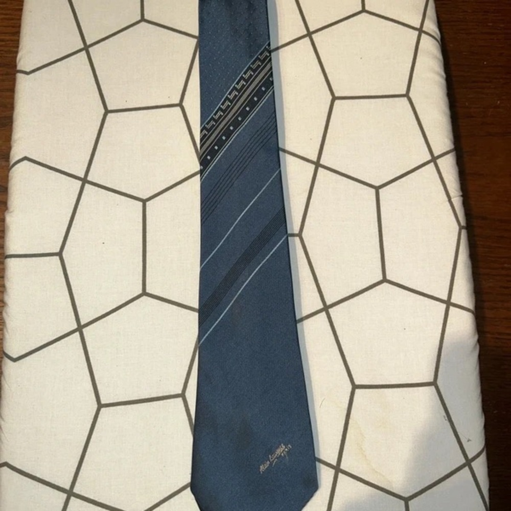 Elegant Blue Men's Tie